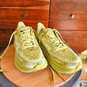 Hoka W Clifton 9 - Gold Litchon/Celery Root